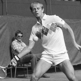 Nejsilnějším úderem bylo tvrdé podání. Při měření servisu ve Forest Hills roku 1974 měl za Australanem Colinem Dibleyem druhé nejrychlejší na světě.