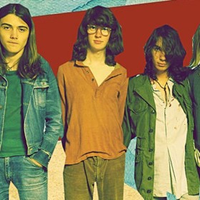 Každý po svém i společně se snaží neztratit v totalitním státě zdravý rozum a smysl pro humor, ale také nezadat si s režimem.