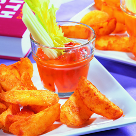 Ostrá salsa s celerem

Suroviny:

1 balení hranolek McCain Fri'Style, 400 g červené papriky, 1 velká cibule, 2 lžíce oleje, 4 lžíce rostlinného vývaru, 50 g sušených rajčat v oleji, 2 lžíce čerstvé pažitky, 1 celer, 2 lžíce vinného octa, kajenský pepř, sůl

Postup:

Papriky umyjeme, rozpůlíme, odstraníme semínka a nakrájíme je na kostičky. Oloupeme cibuli a celer též nakrájíme na kostičky. Papriky, cibuli a celer osmahneme na rozpáleném oleji, přidáme vývar a vaříme na mírném ohni asi 10 minut. Poté vše rozmixujeme. Rajčata nakrájíme najemno a smícháme s nasekanou pažitkou a rozmixovanou směsí. Pikantní salsu dochutíme solí, octem a kajenským pepřem. Servírujeme v misce a podáváme s hranolkami McCain Fri'Style.
