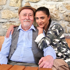 Ota Jirák jako otec Popelka s Evou Burešovou, jeho dcerou Týnou, v seriálu Slunečná. 