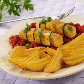 Ovčí sýr obalovaný cuketou

Suroviny:

1 balení McCain Golden Wedges Crinkle, 400 g měkkého ovčího sýra, 4 cukety, 4 lžíce olivového oleje, sůl a pepř, sladká paprika, 400 g rajčat s bylinkami v plechovce, 4 bobkové listy

Postup:

Ovčí sýr nakrájíme na kusy – dva pro každou osobu. Cukety omyjeme a nakrájíme podélně na tenké plátky 2 až 3 mm silné. Takto nakrájenou cuketu blanšírujeme po dobu 20 sekund (vložíme na 20 sekund do vroucí vody a poté ochladíme studenou vodou). Plátky cukety ovineme kolem sýra, přidáme sůl, pepř a papriku s olivovým olejem. Vše grilujeme po dobu jedné minuty v troubě při 160 °C. McCain Golden Wedges Crinkle připravíme dle návodu uvedeném na obalu. Mezitím zahřejeme směs rajčat s bylinkami a s bobkovým listem. Můžeme také přidat zbývající nakrájené kousky cukety. Takto vzniklou omáčku dochutíme solí a pepřem. Grilovaný ovčí sýr servírujeme s rajčatovou omáčkou a McCain Golden Wedges Crinkle.
