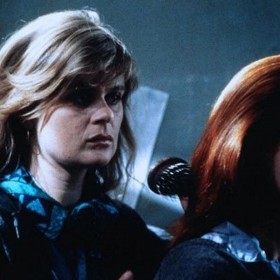 Až dlouho po jeho smrti vyšlo najevo díky přiznání dcery Poly (na snímku z filmu Komplizinnen vlevo), o devět let starší Nastassjiny nevlastní sestry, že Kinski byl násilník, který ji mnoho let sexuálně zneužíval.