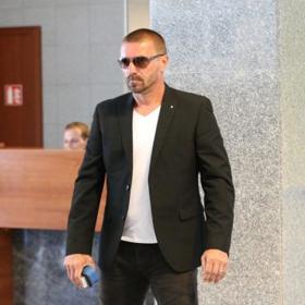 Tomáš Řepka je bývalý profesionální český fotbalový obránce a reprezentant. Typ důrazného nekompromisního obránce, známý i disciplinárními prohřešky. V zahraničí působil v italském klubu ACF Fiorentina a anglickém West Ham United.