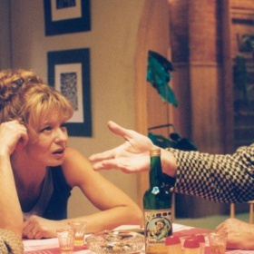 Do doby, kdy ovzduší lehce zavánělo zatuchlinou, podobně jako slepá ramena a zátočiny téhle středoevropské řeky. Ocitáme se v době, kdy generaci pražského jara 1968, pamatující záchvěv násilně přetržené svobody, protéká život mezi prsty jako líně plynoucí říční tok, který zanáší dávné iluze naplaveninami a bahnem.