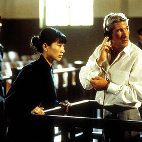 1997: Thriller Rudý labyrint. Může se nevinný člověk dočkat spravedlnosti v zemi, kde vládne bezpráví?