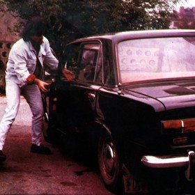 Výbuch auta se natáčel u jazzového klubu Reduta. Exploze poškodila několik výloh obchodů.