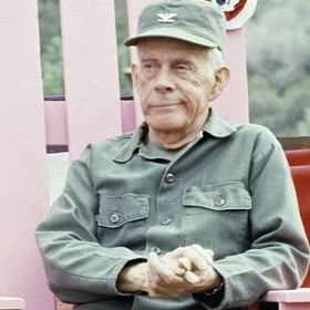 Plukovník Potter píše dopis manželce: Právě jsem se vrátil z místní kantýny. Potkal jsem tam majory Burnse a Houlihanovou. Ona je hlavní sestra, on je hlavní blbec.