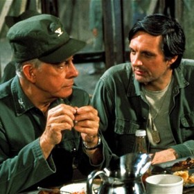 Hawkeye chvatem spraví Potterovi bolavá záda. Potter: Skvělé! Hawkeye: Že jo? Naučil mě to jeden Arab. Měl placatý velbloudy.