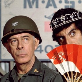 Plukovník Potter dostal od své ženy dopis s medem. Ten se mu vylil, tak ho nechává skapávat z dopisu do čaje.)
Klinger: Teče vám dopis, plukovníku
Potter: Medík…
Klinger: Teče vám dopis, medíku.