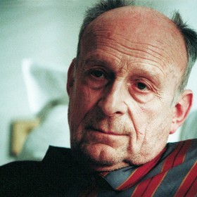 Stanislav Zindulka (5. května 1932 – 14. března 2019) byl oblastním brněnským hercem, než přišla hlavní role v televizním seriálu Vlak dětství a naděje. V padesáti letech se jeho kariéra rozjela. Za Babí léto (na snímku) získal Českého lva a on do posledních dní stál na prknech divadel.