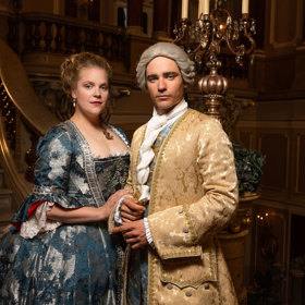 Ve druhé sérii postava Marie Terezie potemněla, hraje ji Steffanie Reinsperger. Také kostýmy proto byly tónovány do tmavších a temnějších barev.