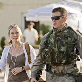 Jedním z nešťastníků, kteří mají pomoci postavit tuto zemi na nohy, je i velitel americké armády Roy Miller.