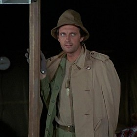 Radar říká Hawkyemu, že ho plukovník potřebuje, že je ve sprše. Hawkeye odvětí: Vypadá dost velký na to, aby věděl, kde co má.