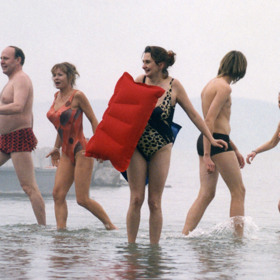 V novém filmovém vyprávění autorského týmu Pelíšků a Musíme si pomáhat se opět přeneseme v čase, tentokrát těsně před orwellovský rok 1984. Do časů, kdy historie v Čechách odplývala pomalu jako kalná voda řeky Vltavy, která obtéká periferní pražský Libeňský ostrov.