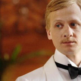 Nakonec pracuje v hotelu Paříž, kde je mu vzorem vrchní Skřivánek, který zná obdivuhodně psychologii a sociologii hostů – říkal, že obsluhoval anglického krále.