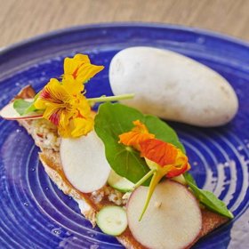 Uzený pstruh s jablečnou omáčkou

Suroviny:

4 filety pstruha
sůl
2 snítky tymiánu

štěpky nebo piliny na uzení

Na jablečnou omáčku:
1 velké nakyslé šťavnaté jablko
2 šalotky
1 lžíce hrubozrnné hořčice
1 lžíce medu
sůl

Postup:

Do kastrolu rozložíme štěpky a snítky tymiánu, vložíme pařáček, na pařáček osolené filety pstruha kůží dolů, zapálíme sporák a 10 minut pozvolna udíme.

Podáváme s jablečnou omáčkou.

Jablko a šalotku nakrájíme na droboučké kostičky, smícháme s hořčicí, medem a solí.