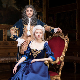 Marie Terezie je mezinárodní projekt, do něhož se zapojila i Česká televize. Objevilo se v něm více než 2500 kostýmů. V první sérii dali kostyméři Marii Terezii (herečka Marie-Luise Stockinger) modré šaty, protože modrou skutečně milovala.