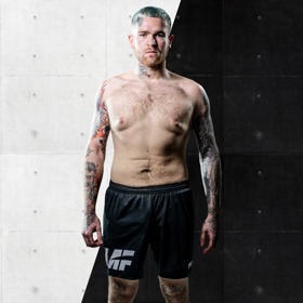 ...a takhle vypadá nyní díky trenérům, kteří se z něj v rámci reality show I am Fighter snaží vychovat profesionálního bojovníka MMA.