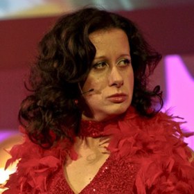 Ester Kočičková je česká zpěvačka, textařka a moderátorka.