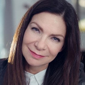 Ve třetí třídě se přestěhovala do Prahy a přestoupila na jazykovou základní školu v Ostrovní ulici. Poté vystudovala konzervatoř. Otec pracoval jako barman v Redutě a matka v restauraci.