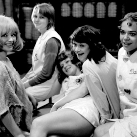 Laskavá komedie z roku 1974 o jedné předávací inventuře, jenž je důkazem, že i takové místo jako sklad se může stát dějištěm úsměvného příběhu