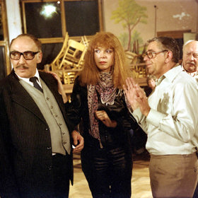 Zvolí poněkud netradiční cestu jak dostat Humpla ze hry, když donutí Čirůvku k tomu, aby se pokusil Humplovi přebrat jeho novou mladou sekretářku Martinu.