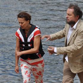 Lenka Vlasáková hraje v romantické komedii „Jak se zbavit nevěsty" moderní dynamickou ženu Evu, která vlastní cukrárnu, stará se o syna a musí krotit svou rázovitou maminku v podání Jany Švandové. 