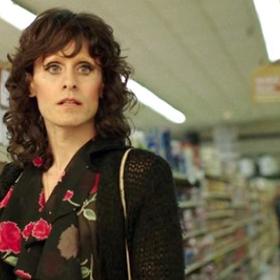 Jeho zdravotní potíže se však zhoršují. Léčba nemoci je však tehdy v USA úplně na začátku a nemá tedy možnost oficiálně se dostat k účinným lékům. Rozhodne se proto, že začne do země pašovat neschválené léky.