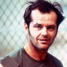 On je jednou stranou nastávající války. Uhlazená, chladně monstrózní sestra Ratchedová (Louise Fletcher) druhou. V sázce je osud všech pacientů na oddělení...