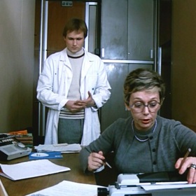 Usedlý padesátník, odborník na slovo vzatý a slušný člověk jehož neprůbojné povaze však chybí potřebná ctižádost. Naštěstí i on má svého anděla strážného v podobě své energické sekretářky Karolíny.