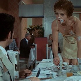 Oba výtečníky si totiž najme majitel kosmetického salónu v hotelu Imperial, spolčený s docentem Mlejnkem z výzkumného ústavu, kde právě vynalezli přístroj k regeneraci starých dojnic. 