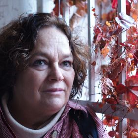 Nakonec svolí, nikoliv však na přímluvu duchů, ale když slyší z rádia štkát jinou matku nad smrtí svých dětí ve válce a když ještě uslyší, že nepřátelští vojáci vraždí malé usmrkané děti. Hra končí, když matka podává Tonimu pušku a říká: „Jdi!“