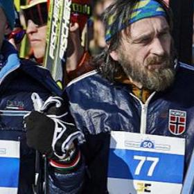 Vždyť jeho otec zlomil během padesátky hůlku a stejně doběh jedenáctej, a svého syna nechal Pavka porodit na Sněžce ve vysoké nadmořské výšce, aby se rychleji okysličoval.