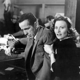 V patnácti letech opustila domov a přestěhovala se do Paříže, aby se stala herečkou. V Paříži hodila na hodiny herectví k René Simonovi a mezitím hrála v několika filmech, aby si hodiny mohla zaplatit. 