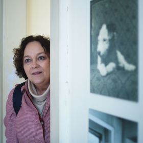 V tuto chvíli matku částečně opustí zdravý rozum, zamkne oba ve vile, Toniho ve sklepě a nechce ho nechat jít. 