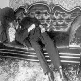 Poslední zdřímnutí tatínka Bordena. Podle závěrů vyšetřování byl zabit ve spánku.