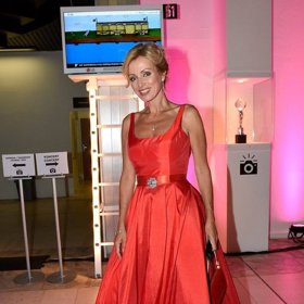 Pochází z umělecké rodiny, a již v mládí chodila do baletu,učila se hrát na klavír, a do dramatického kroužku.