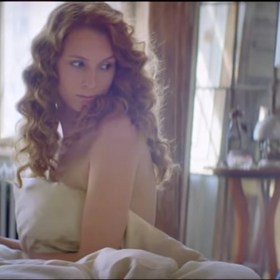 A najednou je tu zlom! Ve výloze luxusního pražského klenotnictví objeví Bárta dívku Terezu, krásnou aranžérku - tajemnou, cudnou i vášnivou, prostě nevyzpytatelnou.