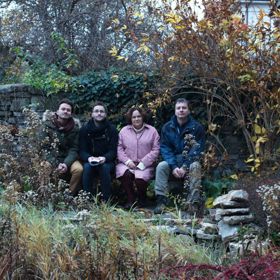 Matka jim vyčítá, že se nechali zabít. Otci pak vyčítá, že živé syny láká k sobě, že jí je bere. Během jednoho dialogu zahyne další z jejích synů a objeví se jako duch. Během revoluce opustí svět i dvojčata, každé na jiné straně barikády. Matce zbude poslední syn, avšak válka neustává a i on se rozhodne jít do boje za vlast. 