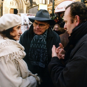 Doma mu vládne dominantní vdavekchtivá snoubenka.