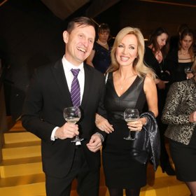 Herectví studovala na Divadelní fakultě Akademie múzických umění. Již při škole začala hostovat v Divadle na Vinohradech a po škole zde získala angažmá. Zde působila 9 sezon. Po té se rozhodla jít na "volnou nohu".
