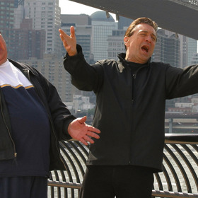 Když se pak gangster nervově zhroutí, je doktor povolán do věznice, aby ho vyšetřil a zjistil, zda svůj stav pouze nepředstírá. Podrobí gangstera řadě bolestivých testů a pak prohlásí, že Paul trpí psychosomatickou poruchou, která se může vyvinout ve schizofrenii.