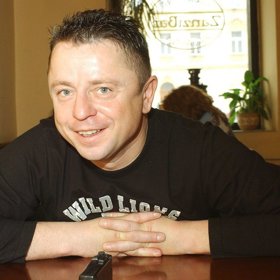 Od svých patnácti let hrál a zpíval s různými punkovými a undergroundovými skupinami.