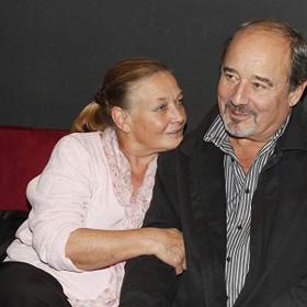 Narodila se roku 1948 v Plzni. Roku 1970 vystudovala herectví na pražské DAMU. 