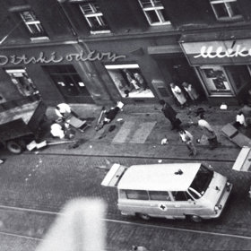 Když přijela na místo činu, prostor u zastávky byl prázdný, protože lidé právě nastoupili do tramvaje. Patrně tak nedošlo k ještě většímu neštěstí. 