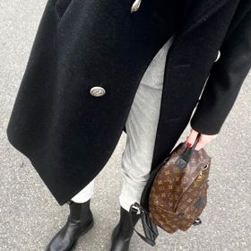 Módní redaktorka má styl, i když je pořádná zima. Důkazem je tomu i tato fotka. Monika vyrazila v kabátu Saint Laurent, kalhoty má od Isabel Marant a boty od Bottega Veneta. To vše doplnila praktickým batůžkem Louis Vuitton.