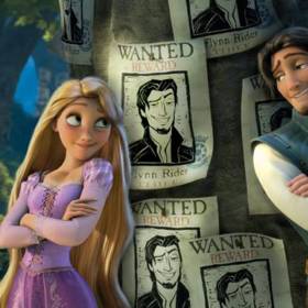 Prozrazení jejího královského původu visí na nitce a její únosce je jim v patách.