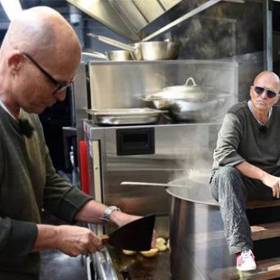 Důležitým úkolem náročné mise je zjistit v naprostém utajení veškeré informace o podniku a následně se skutečnostmi seznámit i hlavní aktéry.