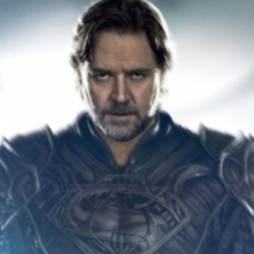 Generál Zod se domnívá, že za zkázu planety je zodpovědná vláda, a rozhodne se převzít kontrolu. Poté zabije Jor-Ela a je i se spolupachateli uvězněn ve vesmírném žaláři.