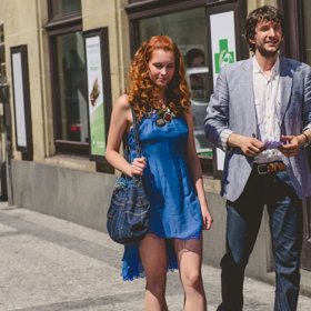 Opak je pravdou. Právě teď prožívá Bárta docela smolné období. Dostane výpověď z Národní galerie, žije stále pod jednou střechou s matkou, posedlou jógou, nemá žádnou přítelkyni a nedaří se mu ani skvělý výtvarný projekt, který realizuje se svým bonvivánským otcem.